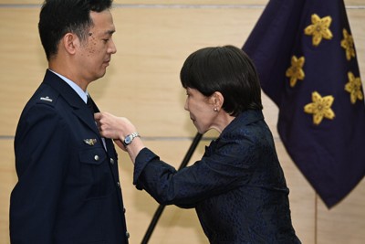 内閣総理大臣特別賞を受賞した自衛隊部隊の代表者を表彰する高市早苗首相（右）＝首相官邸で2026年4月21日午前10時2分、平田明浩撮影