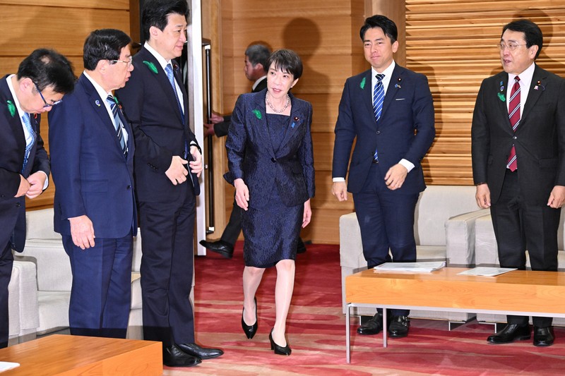 閣議に臨む高市早苗首相（中央）。右から2人目は小泉進次郎防衛相＝首相官邸で2026年4月21日午前8時19分、平田明浩撮影