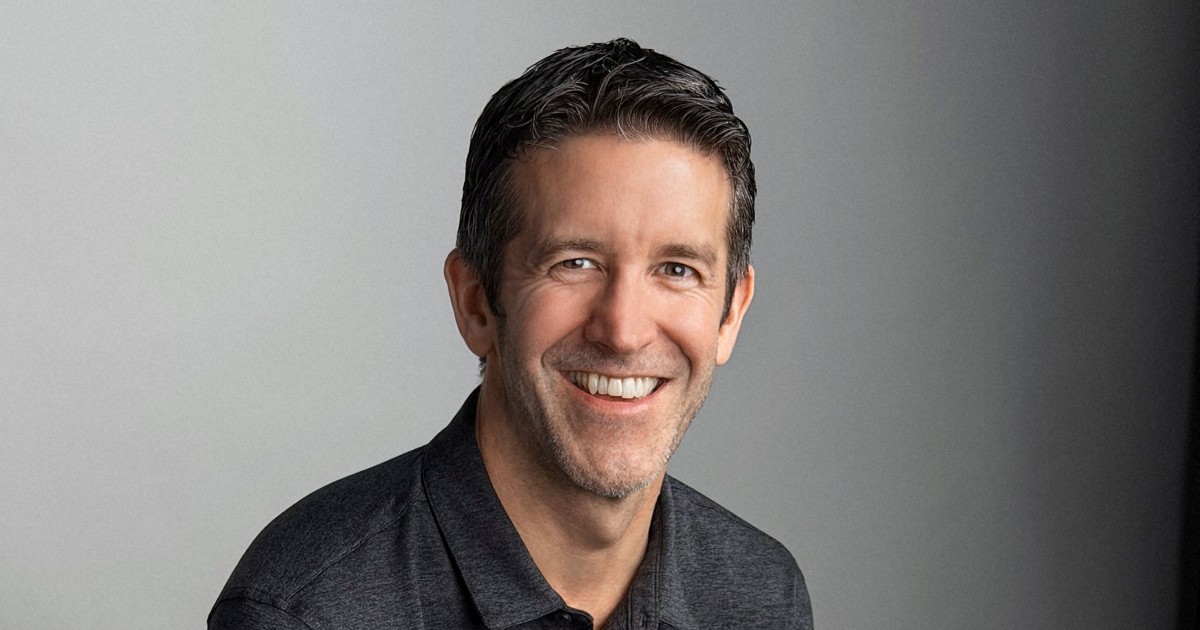 アップル、クックCEO退任　後任にターナス氏　15年ぶり交代