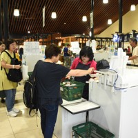 消費税の税率変更にはレジのシステム改修が必要になる＝栃木県下野市で2019年9月16日、萩原桂菜撮影
