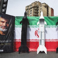街中に展示されたミサイルの模型＝イランの首都テヘランで2026年3月22日、WANAロイター