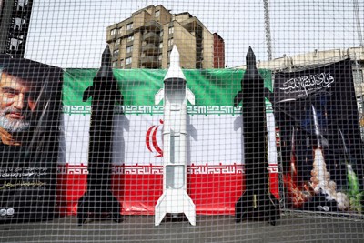 街中に展示されたミサイルの模型＝イランの首都テヘランで2026年3月22日、WANAロイター