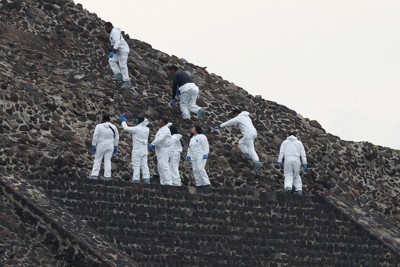 銃撃事件が起きた現場を調べる当局者＝メキシコ市で2026年4月20日、ロイター