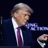 保守系団体のイベントで登壇したトランプ米大統領＝米西部アリゾナ州で2026年4月17日、ロイター