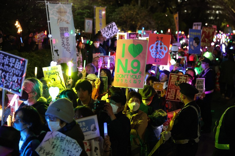 改憲や戦争に反対の声を上げるデモの参加者たち＝国会前で2026年4月8日午後7時41分、後藤由耶撮影