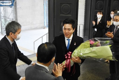 再選を果たし、大阪府職員らに拍手で迎えられる吉村洋文知事（中央）＝大阪市中央区で2023年4月10日午後1時、澤俊太郎撮影
