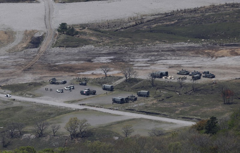 事故があった大分県の陸上自衛隊日出生台演習場内の戦車＝2026年4月21日午後0時47分、本社ヘリから