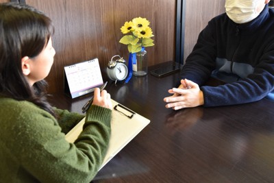 「WORK！DIVERSITY（ワーク・ダイバーシティ）プロジェクトin岐阜」のスタッフ（左）に就労相談をする一輝さん（仮名）＝岐阜市長住町2の事務局で2026年2月13日、黒田阿紗子撮影