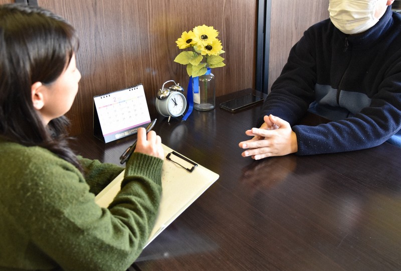 「WORK！DIVERSITY（ワーク・ダイバーシティ）プロジェクトin岐阜」のスタッフ（左）に就労相談をする一輝さん（仮名）＝岐阜市長住町2の事務局で2026年2月13日、黒田阿紗子撮影