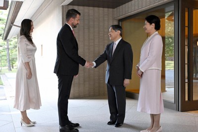 モンテネグロのミラトビッチ大統領夫妻を出迎えられる天皇、皇后両陛下＝皇居・御所で2026年4月21日午後4時31分、平川義之撮影