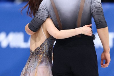 ペアフリーの演技を終えて引き揚げる三浦璃来、木原龍一組＝ミラノ・アイススケートアリーナで2026年2月16日、猪飼健史撮影