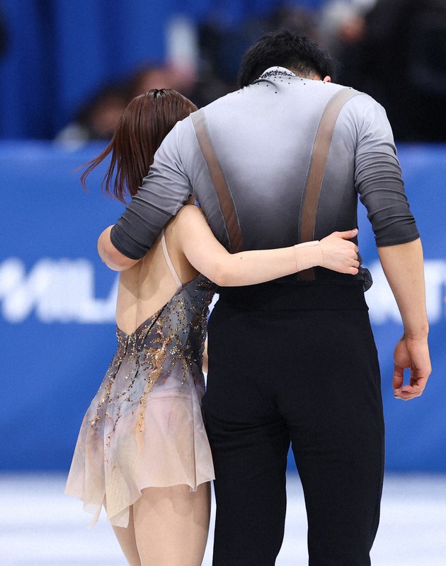 ペアフリーの演技を終えて引き揚げる三浦璃来、木原龍一組＝ミラノ・アイススケートアリーナで2026年2月16日、猪飼健史撮影