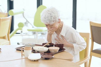 誤嚥を防ぐ食事の姿勢　最適な背もたれの角度は？