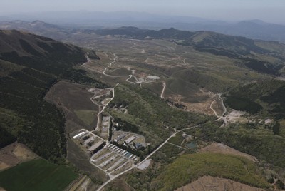 爆発事故のあった大分県の陸上自衛隊日出生台演習場＝2026年4月21日午後0時35分、本社ヘリから