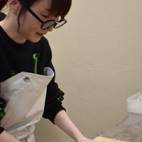 イカを切り抜いたハートや星、「キラ」などの文字を組み合わせる発案者の女性＝鳥羽水族館で2026年4月13日午前11時49分、下村恵美撮影