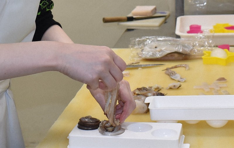 キラのため考案された「イカゲソボール」を作る様子＝鳥羽水族館で2026年4月13日午前11時31分、下村恵美撮影