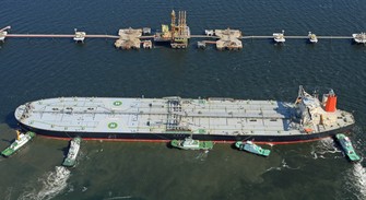 ホルムズ海峡を通過し千葉県に到着した商船三井の原油タンカー。日本は原油輸入の9割以上を中東に頼っている＝東京湾で2026年4月3日、本社ヘリから平川義之撮影