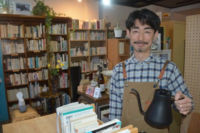 「本がなければ時間の流れが速くなってしまう気がします。読んでもらうためというより、この空間の時間の流れを遅くするために置いているのかもしれません」と話す木田泰地さん＝福井市で、萱原健一撮影