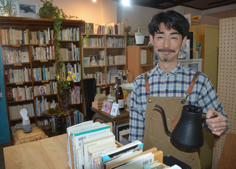 「本がなければ時間の流れが速くなってしまう気がします。読んでもらうためというより、この空間の時間の流れを遅くするために置いているのかもしれません」と話す木田泰地さん＝福井市で、萱原健一撮影