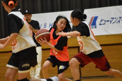 トライアウトの試合でプレーする選手＝山梨県南アルプス市で2026年4月19日、山本佳世子撮影