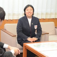 野洲市の桜本直樹市長を訪問し、出場したミラノ五輪や今後の目標などについて語る中西凜選手（右）＝野洲市小篠原の市役所で、江田将宏撮影