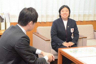 野洲市の桜本直樹市長を訪問し、出場したミラノ五輪や今後の目標などについて語る中西凜選手（右）＝野洲市小篠原の市役所で、江田将宏撮影