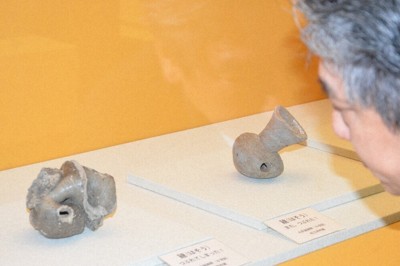 潰れたり、曲がったりした須恵器が展示されている企画展「奇妙なコレクション」＝松江市大庭町の島根県立八雲立つ風土記の丘で、村瀬達男撮影