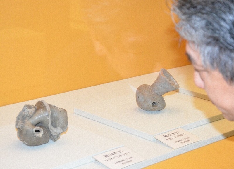 潰れたり、曲がったりした須恵器が展示されている企画展「奇妙なコレクション」＝松江市大庭町の島根県立八雲立つ風土記の丘で、村瀬達男撮影