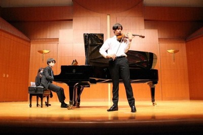 バイオリンを演奏する平石英心リチャードさん（右）とピアノを演奏する岡野純大さん＝岡野純大さん提供