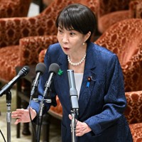 衆院内閣委員会の国家情報会議設置法案の質疑で中道改革連合・長妻昭氏の質問に答弁する高市早苗首相＝国会内で2026年4月17日午前10時9分、平田明浩撮影