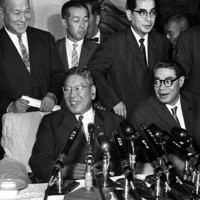 記者会見する池田勇人首相（当時、手前左）＝大阪市北区の新大阪ホテルで1961年8月11日、向井俊治撮影