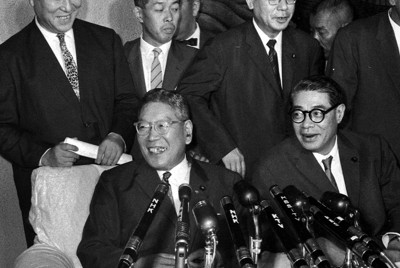 記者会見する池田勇人首相（当時、手前左）＝大阪市北区の新大阪ホテルで1961年8月11日、向井俊治撮影