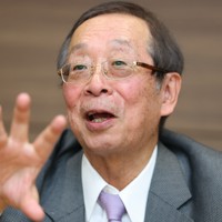 インタビューに答える全日本トラック協会の寺岡洋一会長＝東京都新宿区で2026年4月16日、猪飼健史撮影