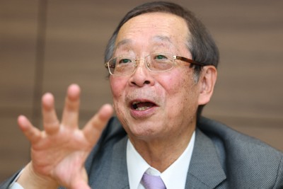 インタビューに答える全日本トラック協会の寺岡洋一会長＝東京都新宿区で2026年4月16日、猪飼健史撮影