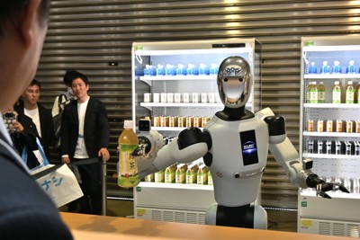 第1回ヒューマノイドロボットEXPO。注文を受けてドリンクを運ぶロボットの姿があった＝東京都江東区の東京ビッグサイトで2026年4月15日午前11時31分、秋丸生帆撮影