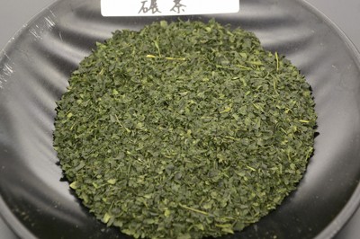 抹茶の原料「てん茶」。収穫した茶葉を蒸して乾燥させ、葉脈などを取り除いたもの＝福岡県八女市で2025年6月18日午前11時4分、久野洋撮影