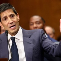 米連邦準備制度理事会（FRB）の次期議長就任に向けた上院銀行委員会の公聴会で発言するウォーシュ元理事＝ワシントンで2026年4月21日、ロイター