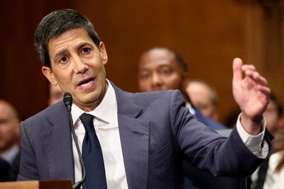 米連邦準備制度理事会（FRB）の次期議長就任に向けた上院銀行委員会の公聴会で発言するウォーシュ元理事＝ワシントンで2026年4月21日、ロイター