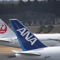 日本航空と全日本空輸も燃油サーチャージの大幅な引き上げが予想されている＝千葉県成田市の成田空港で2024年3月17日午前10時57分、中村宰和撮影