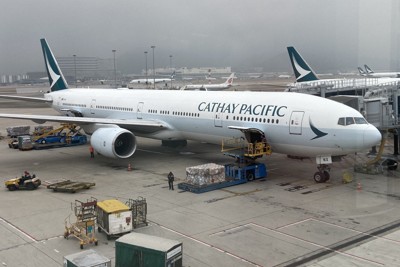 燃油サーチャージの大幅な引き上げを発表した香港・キャセイパシフィック航空の航空機＝香港空港で2025年12月1日、林哲平撮影