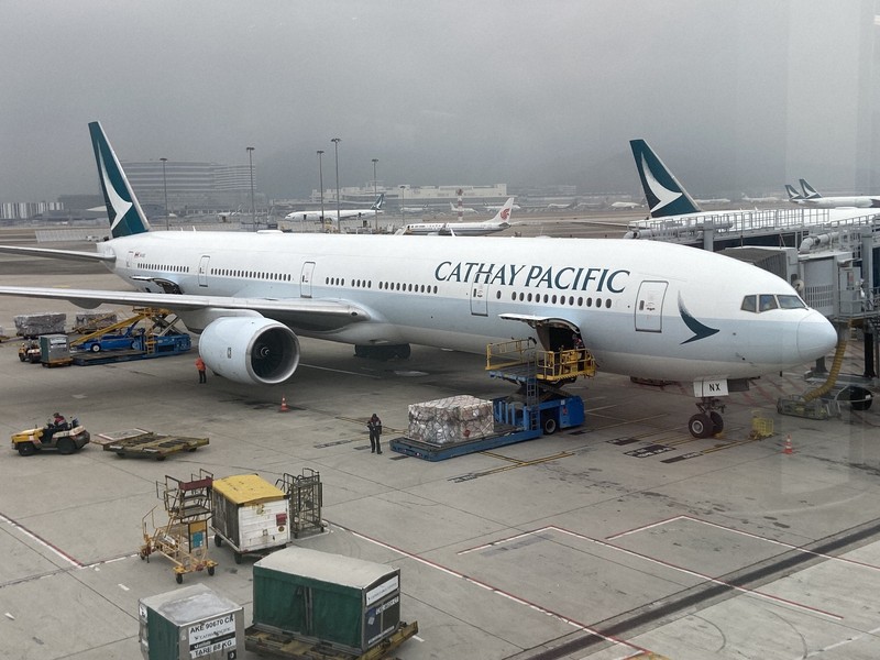 燃油サーチャージの大幅な引き上げを発表した香港・キャセイパシフィック航空の航空機＝香港空港で2025年12月1日、林哲平撮影