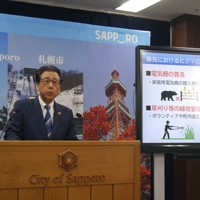 ヒグマ対策について説明する秋元克広市長＝札幌市中央区で2026年4月22日午後2時29分、水戸健一撮影