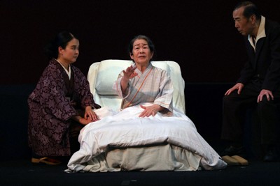 舞台劇「神部ハナという女の一生」のワンシーン＝広島市西区で2026年4月18日、佐藤賢二郎撮影