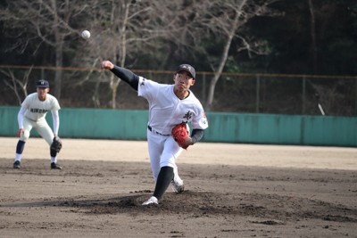 高校日本代表候補合宿で実戦形式の練習に登板する鵡川の三浦秀斗選手（右）＝奈良県内で2026年4月3日午後3時33分、塚本紘平撮影