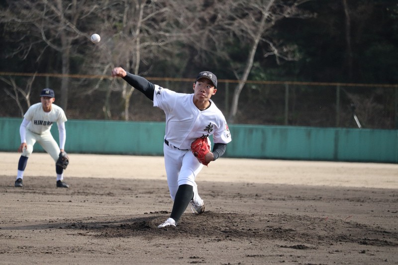 高校日本代表候補合宿で実戦形式の練習に登板する鵡川の三浦秀斗選手（右）＝奈良県内で2026年4月3日午後3時33分、塚本紘平撮影