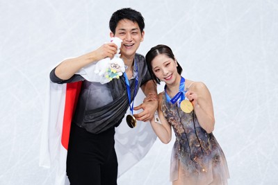 ミラノ・コルティナ冬季五輪のペアで金メダルを獲得し、笑顔を見せる三浦璃来、木原龍一組＝ミラノ・アイススケートアリーナで2026年2月16日、貝塚太一撮影