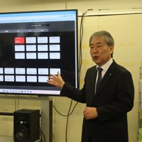 ICUにいる患者の急変リスクを予測するAIについて、デモ画面で説明する関西医大の中森靖教授。リスクの高い人はすぐに分かる＝大阪府守口市の同大総合医療センターで2026年4月15日午後0時18分、寺町六花撮影