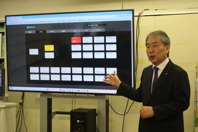 ICUにいる患者の急変リスクを予測するAIについて、デモ画面で説明する関西医大の中森靖教授。リスクの高い人はすぐに分かる＝大阪府守口市の同大総合医療センターで2026年4月15日午後0時18分、寺町六花撮影