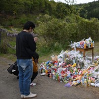 安達結希さんの遺体が見つかった現場付近に設けられた献花台＝京都府南丹市で2026年4月22日午後2時1分、久保玲撮影
