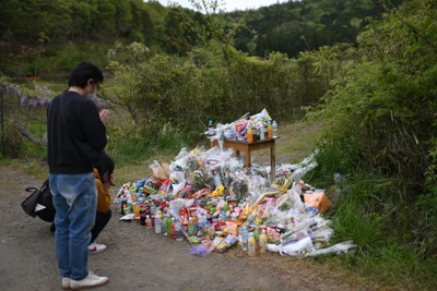 安達結希さんの遺体が見つかった現場付近に設けられた献花台＝京都府南丹市で2026年4月22日午後2時1分、久保玲撮影